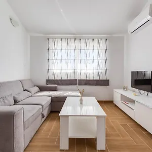 https://apartmani-pocrni.hotelinzadar.com
